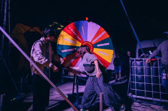 Az Egyfeszt szerencsekereke a Carson Coma koncertjén – Fotó: Vargyas Ákos / VARAKO photography / Egyfeszt Facebook-oldala