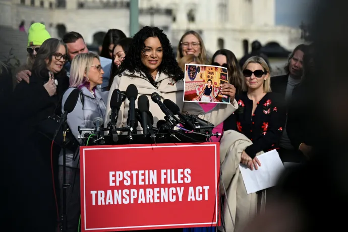 Lisa Phillips, Epstein egyik áldozata egy sajtótájékoztatón beszél Washingtonban a Jeffrey Epsteinre vonatkozó akták nyilvánosságra hozatalát előíró törvényjavaslat képviselőházi szavazása előtt 2025. november 18-án – Fotó: Annabelle Gordon / Reuters