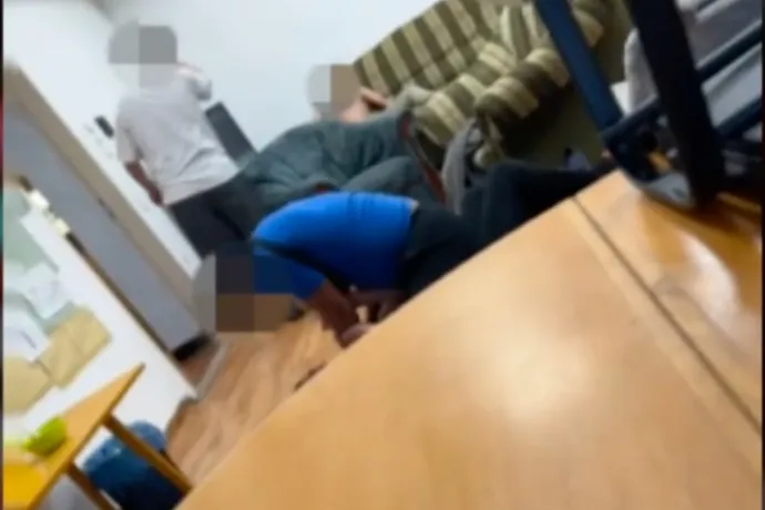 Megszólalt a fóti gyermekotthonban fojtogatással vádolt férfi ügyvédje, szerinte csak „a vállát fogta le a nevelő”