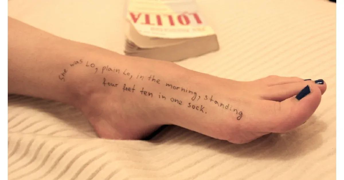 Női testrészekre írt Lolita-idézetek és útlevelek is szerepelnek a legújabb Epstein-képeken