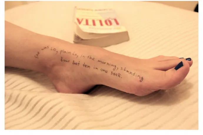 Női testrészekre írt Lolita-idézetek és útlevelek is szerepelnek a legújabb Epstein-képeken