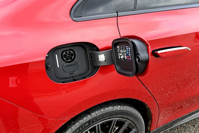 Elöl tágas, hátul átlagos, viszont a töltőfedéllel mostantól nem kell vacakolni, nyílik magától – Fotó: Gajdán Miklós / autóMAGAZIN