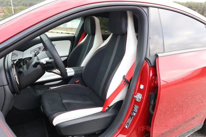 Elöl tágas, hátul átlagos, viszont a töltőfedéllel mostantól nem kell vacakolni, nyílik magától – Fotó: Gajdán Miklós / autóMAGAZIN