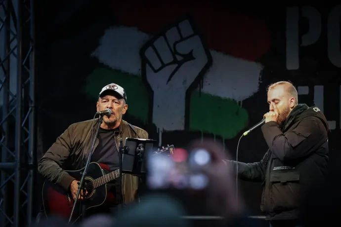 Czutor Zoltán zenél az Elég a megfélemlítésből! címmel szervezett, Juhász Péter melletti szolidaritási tüntetésen 2025. október 5-én a Kossuth téren – Fotó: Huszti István / Telex