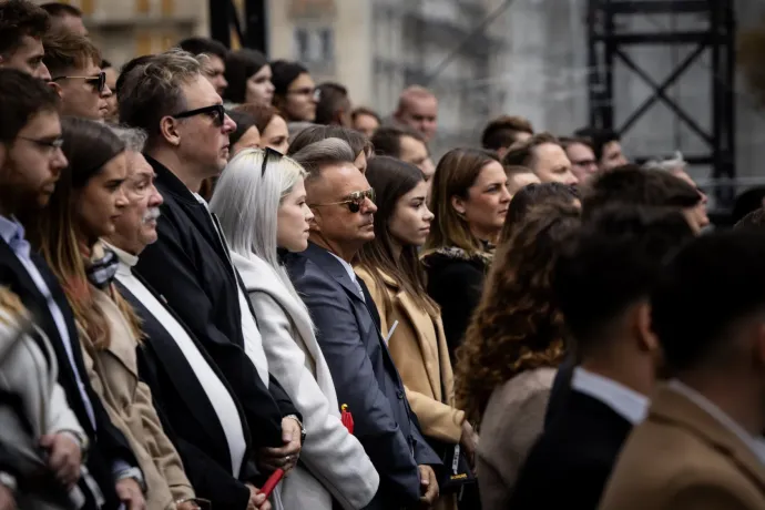 Cooky és a Sugarloaf zenekar hallgatja Orbán Viktort október 23-án a Kossuth téren – Fotó: Orbán Viktor / Facebook