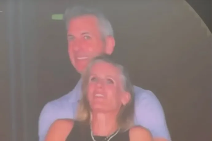 Megszólalt a csókkamera-botrányban szereplő nő