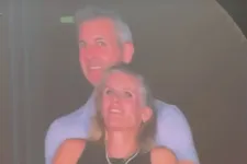 Megszólalt a csókkamera-botrányban szereplő nő