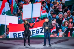 A DPK-gyűlésekre kiállított celebekkel azt üzeni a Fidesz, hogy vállalható a fideszesség