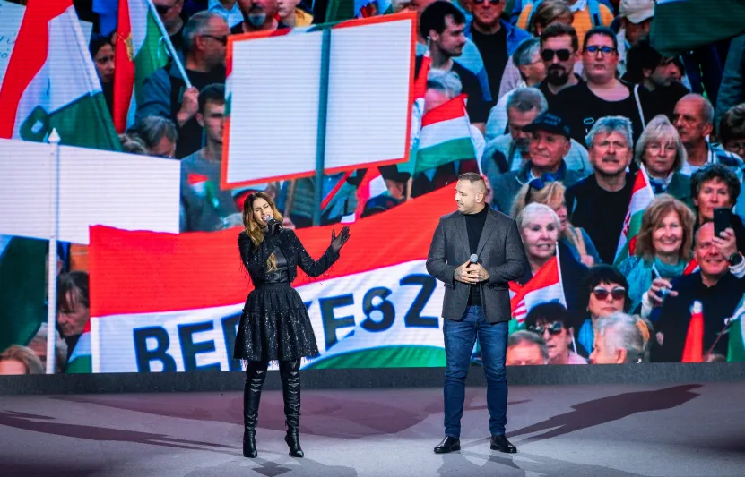 A DPK-gyűlésekre kiállított celebekkel azt üzeni a Fidesz, hogy vállalható a fideszesség