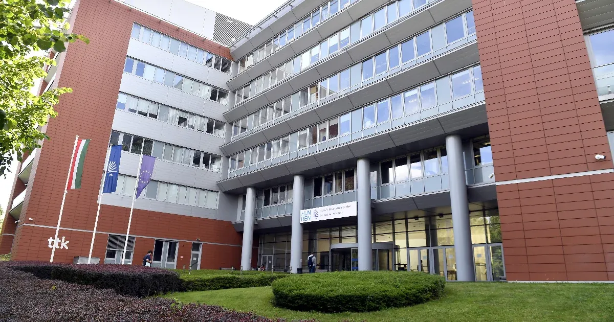 HVG: vezetők távoztak a HUN-REN-től miután kiderült, hogy havonta több mint 9 millió forintot keresnek a feletteseik