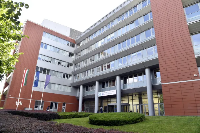 HVG: vezetők távoztak a HUN-REN-től, miután kiderült, hogy havonta több mint 9 millió forintot keresnek a feletteseik