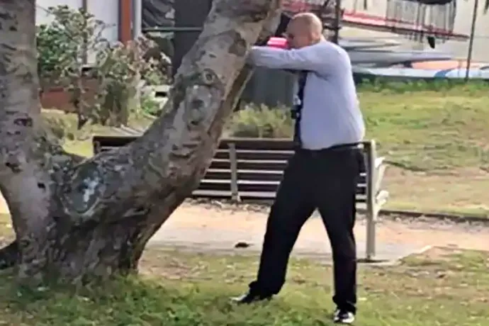 Egy rendőr bravúros lövéssel végzett a Bondi Beach terroristájával