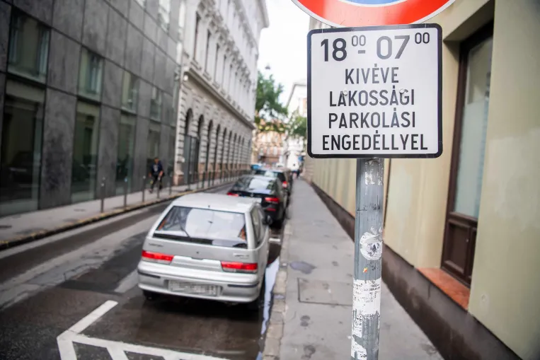 Akár évi 300 ezer forintba is kerülhet egy budapesti háztartásnak, ha két autóra kérnek parkolási engedélyt
