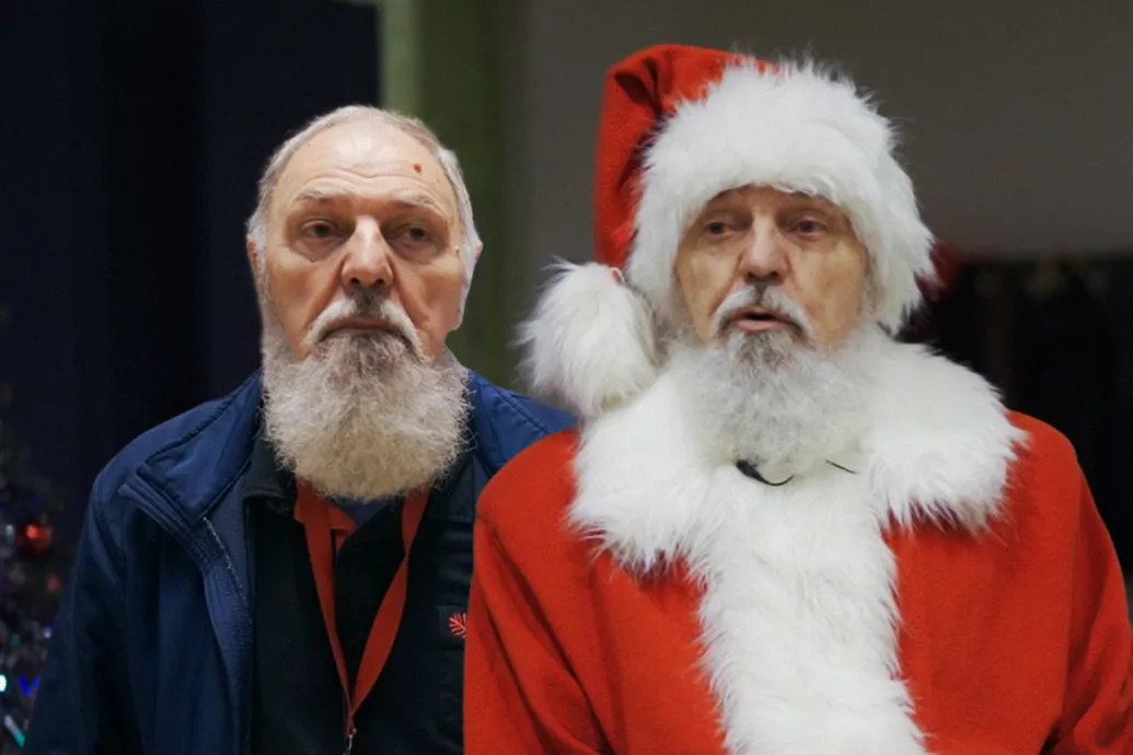 Nappal múzeumi teremőr, éjjel Mikulás