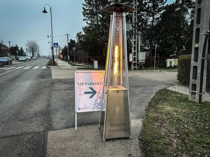 Érkeznek a vendégek a Mészáros Csoport bulijába. fotó: Huszti István / Telex