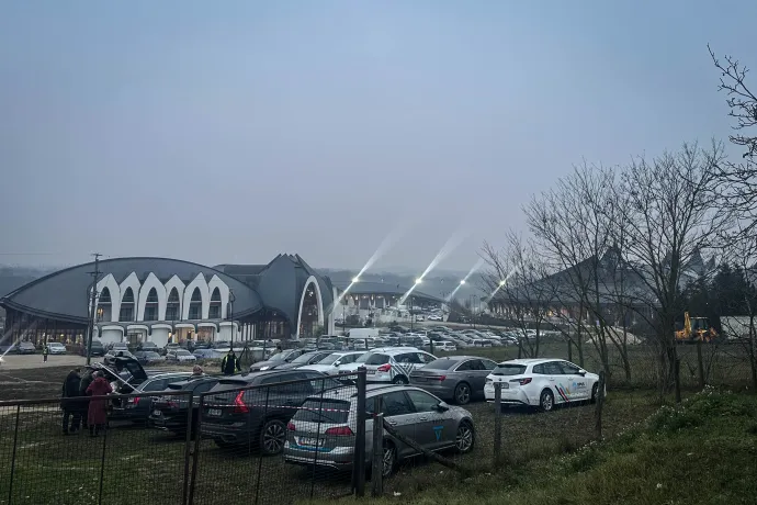 Érkeznek a vendégek a Mészáros Csoport bulijába. fotó: Huszti István / Telex