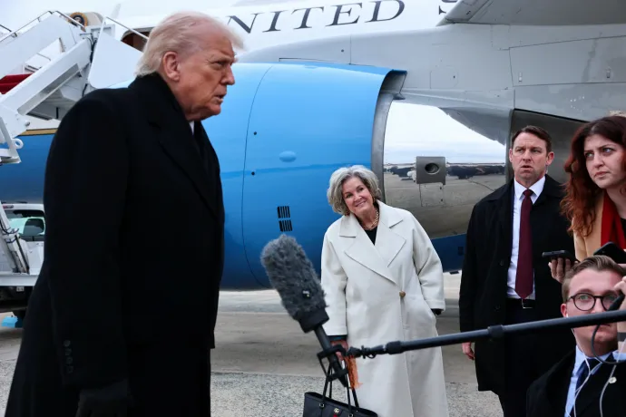 Susie Wiles hallgatja Donald Trump amerikai elnököt, aki újságírókkal beszélget 2025. december 17-én – Fotó: Jonathan Ernst / Reuters