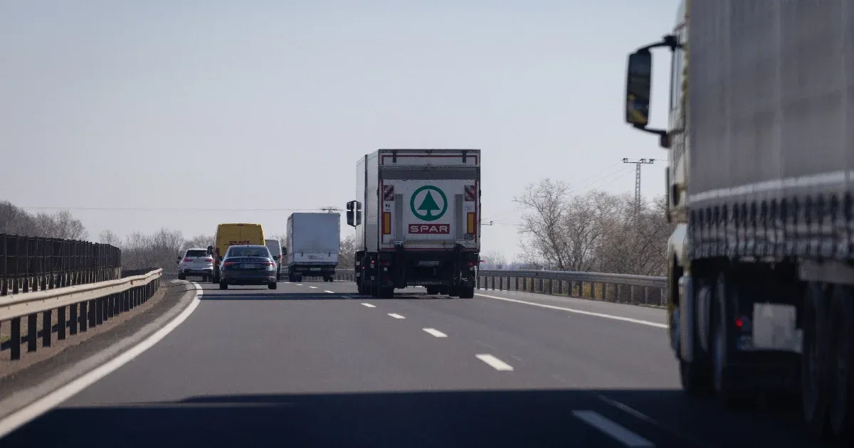 Megállapodott a kormány a fuvarozókkal az útdíjemelésről, két lépcsőben jön a drágulás