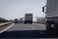 Megállapodott a kormány a fuvarozókkal az útdíjemelésről, két lépcsőben jön a drágulás