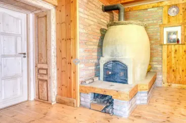 Ez nem díszlet: a Tisza-tónál tényleg létezik egy „mézeskalács ház”