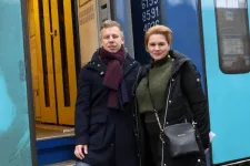 Vonattal indult el Szegedre Magyar Péter, vele van Strompová Viktória is, várják Lázár János bocsánatkérését