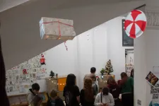 Jótékonyság kézzelfogható formában: karácsonyi vásárt tartottak a kolozsvári Apáczai líceumban