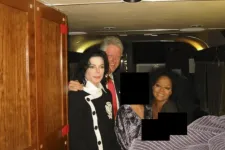 Nyilvánosságra hozták az Epstein-aktákat, de nagyon sok bennük a kitakarás