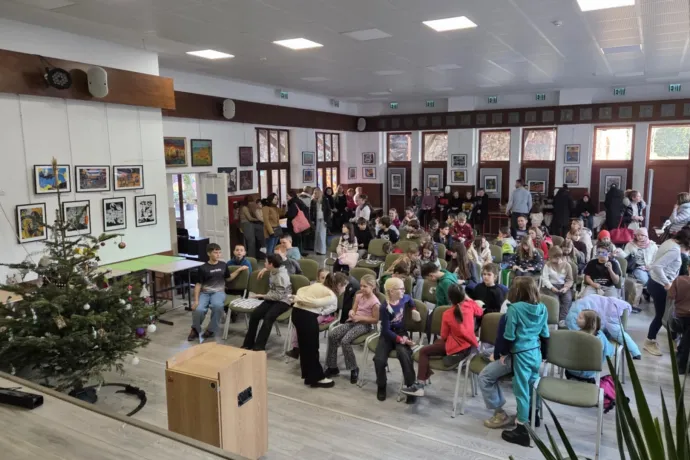 Jótékonyság kézzelfogható formában: karácsonyi vásárt tartottak a kolozsvári Apáczai líceumban