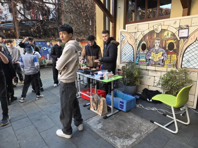 Bent sütemények, kint miccs várta az éhes vásározókat – Fotó: Batiz Aletta