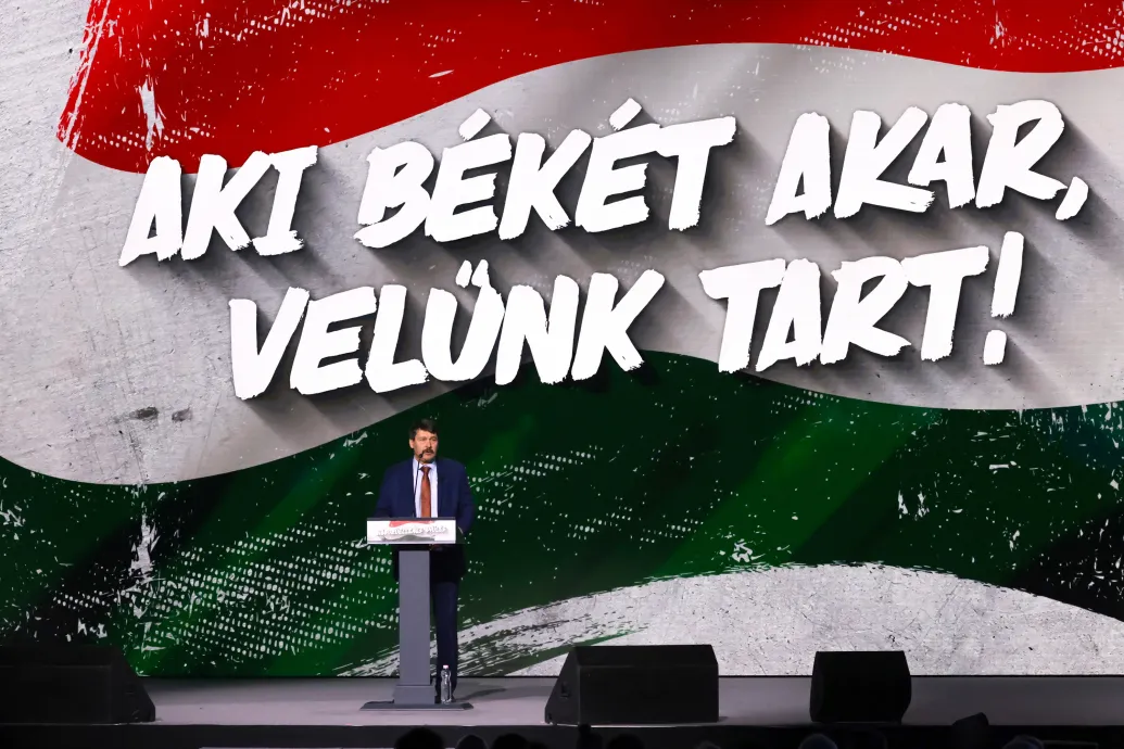 „Nézzék, az ott egy felújított rendelő” – Áder János, volt államfő az elmúlt 15 év eredményeiről tart prezentációt a DPK szegedi gyűlésén