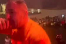 Pezsgő, kaviár, kurvák – énekelte Curtis 14-15 éves gyerekekkel a Puskás Akadémia karácsonyi buliján