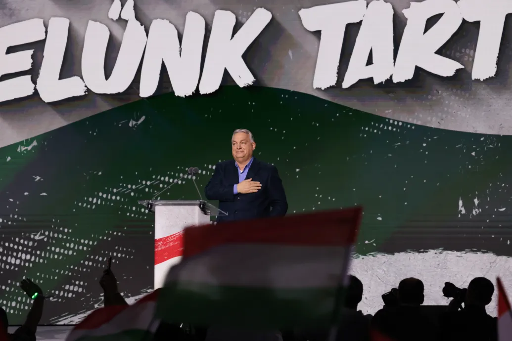 Orbán Viktor a Szellemirtók zenéjére vonult fel a színpadra a DPK szegedi gyűlésén – Forrás: Telex.hu