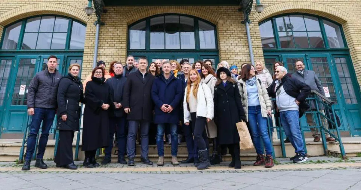 Székely zászlóval, a Nélküledre vonult be Magyar Péter a Tisza szegedi gyűlésére