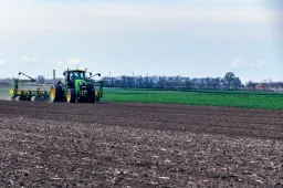 Egy karácsonyra időzített törvénymódosítás megnyitja a földpiacot a befektetők előtt