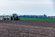 Egy karácsonyra időzített törvénymódosítás megnyitja a földpiacot a befektetők előtt