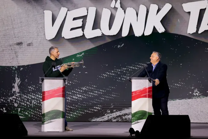 Lázár János egy trombitával utalt a Lázárinfókat megzavaró Szabó Bálintra – Fotó: Hevesi-Szabó Lujza / Telex