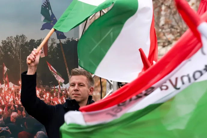 Magyar Péter teljes erővel csapta le a magas labdát, amit Lázár a szlovákozással adott fel