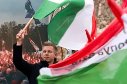 Magyar Péter teljes erővel csapta le a magas labdát, amit Lázár a szlovákozással adott fel