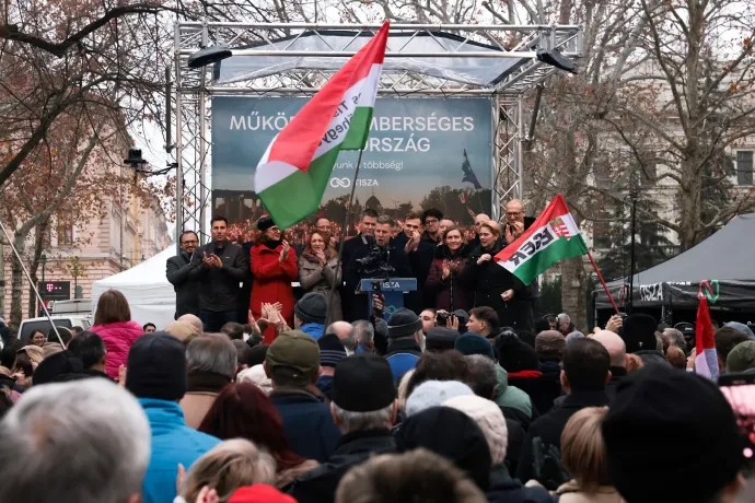 Magyar Péter teljes erővel csapta le a magas labdát, amit Lázár a szlovákozással adott fel