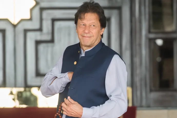 Gyanúsan olcsón megvett luxuscikkek miatt kapott 17 év börtönt a pakisztáni exkormányfő