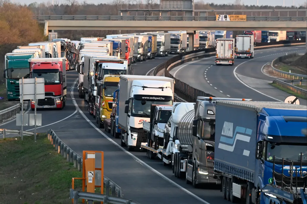 Reagált Lázár minisztériuma a fuvarozók tiltakozására – csak pont nem a lényegre – Forrás: Telex.hu