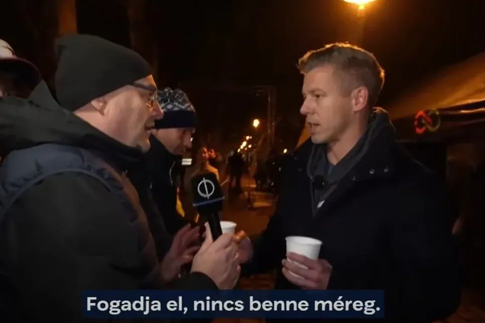 „Fogadja el, nincs benne méreg” – így tukmálta forralt borral a közmédia riporterét Magyar Péter – Forrás: Telex.hu