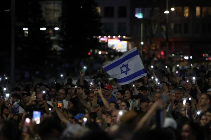 Egyperces néma csend, kifütyült miniszterelnök: ezrek emlékeztek Bondi Beachen a múlt héten lelőtt áldozatokra