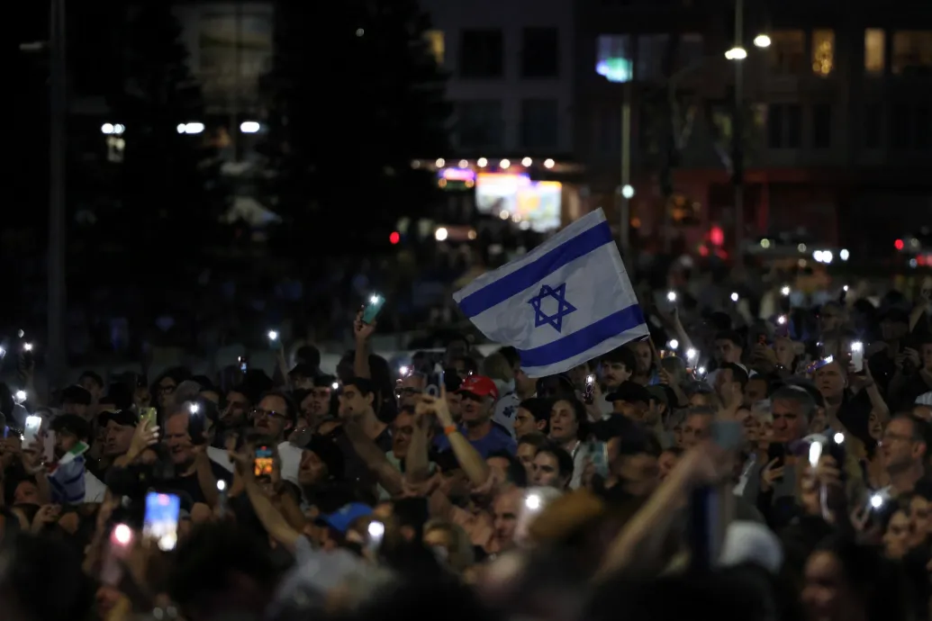 Egyperces néma csend, kifütyült miniszterelnök: ezrek emlékeztek Bondi Beachen a múlt héten lelőtt áldozatokra – Forrás: Telex.hu