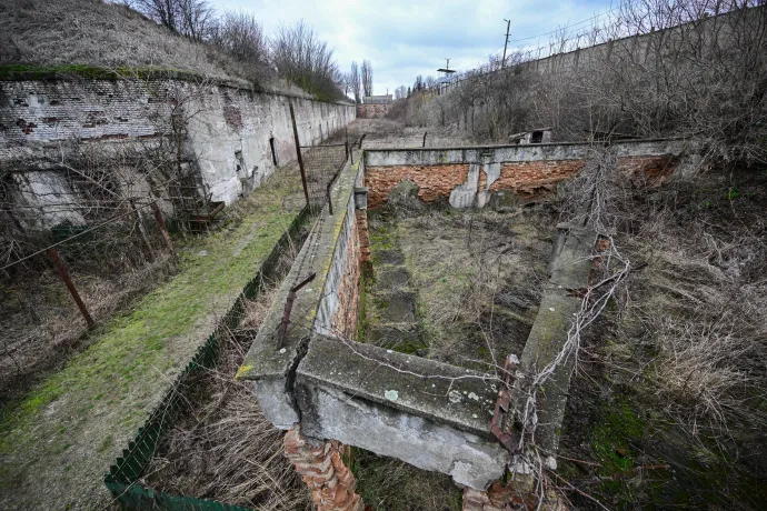 Felülnézetből készült felvétel a jilavai börtönben a fogvatartottak sétáltatására szolgáló szűk udvarról, 2024. február 14-én. Pitești egyike annak a 44 börtönnek és 72 kényszermunkatábornak, amelyeket Románia egykori kommunista rendszere (1945–1989) hozott létre több mint 150 000 politikai fogoly bebörtönzésére – Fotó: Daniel Mihailescu / AFP
