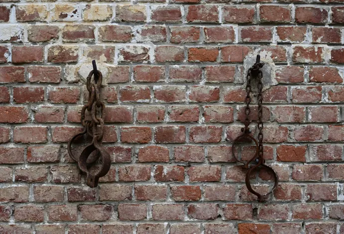 Rozsdás bilincsek a jilavai börtön egyik cellájának falára erősítve – Fotó: Daniel Mihailescu / AFP 