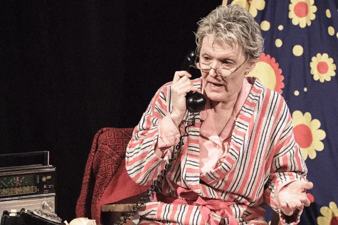 Jelenet az Egy komcsi nyanya vagyok! című darabból – Fotó: Dömölky Dániel / Katona József Színház