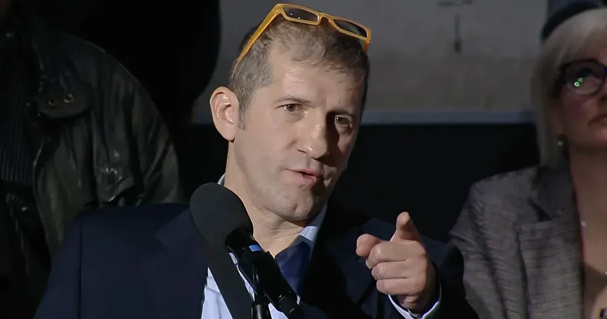 Troll vagyok, de én ezt gerinccel csinálom – mondta a férfi, aki felkérdezte Orbánékat a DPK-gyűlésen