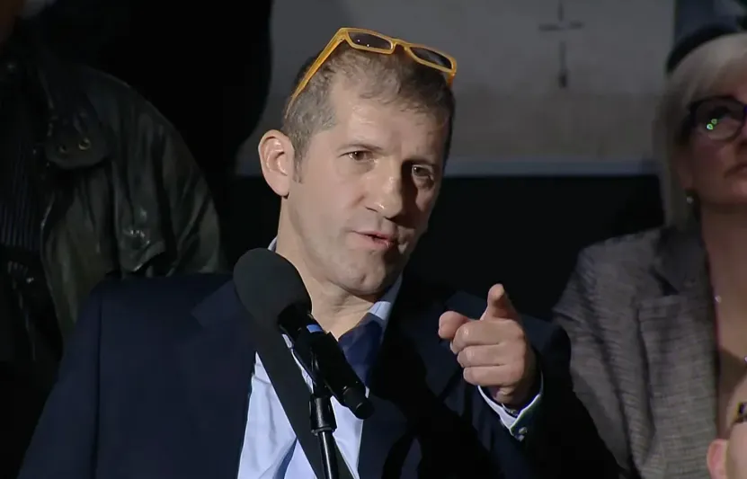 Troll vagyok, de én ezt gerinccel csinálom – mondta a férfi, aki felkérdezte Orbánékat a DPK-gyűlésen