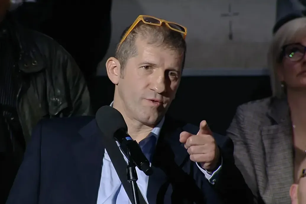 Troll vagyok, de én ezt gerinccel csinálom – mondta a férfi, aki felkérdezte Orbánékat a DPK-gyűlésen